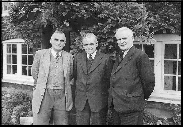 Murray, Reginald and Sydney Gibbs outside The Spinney.